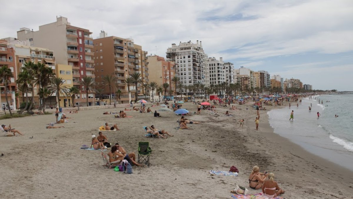 El alcalde de la capital anuncia más vigilancia policial en las playas.