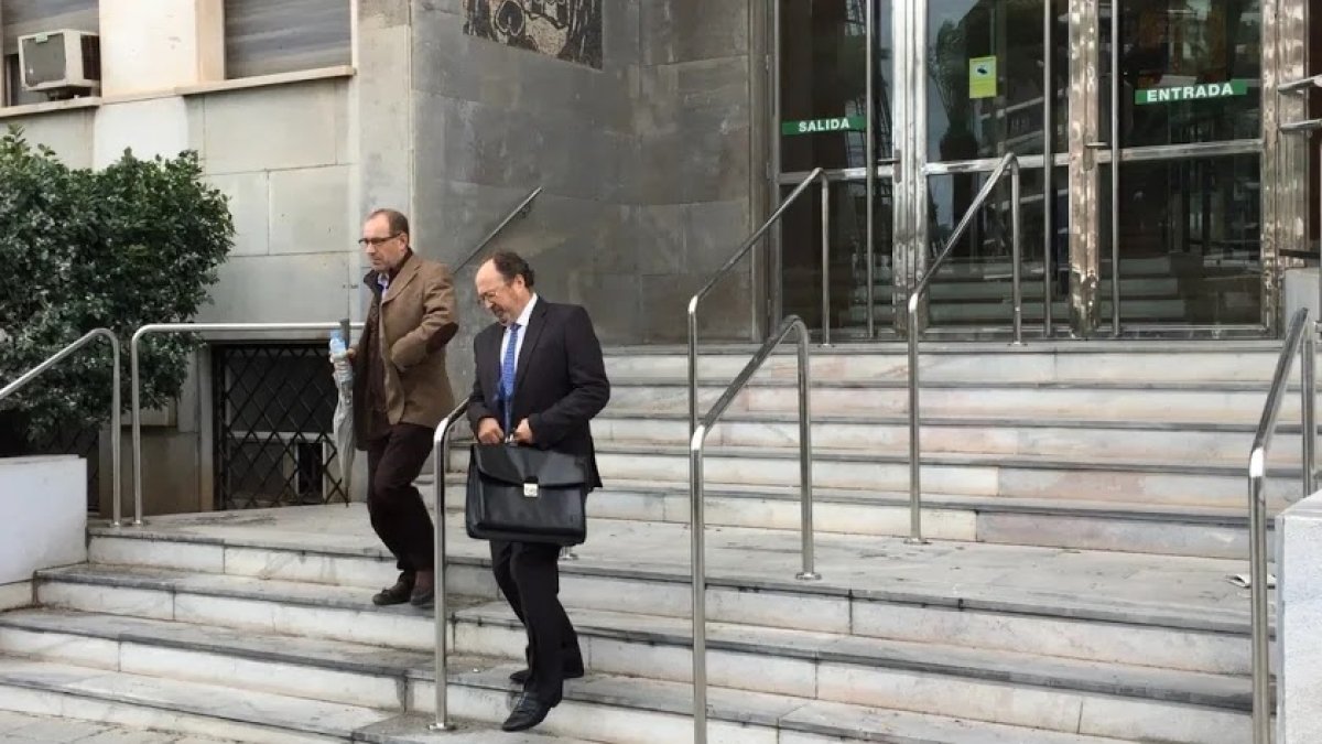 Luis Pérez Montoya y el abogado Domingo Simón