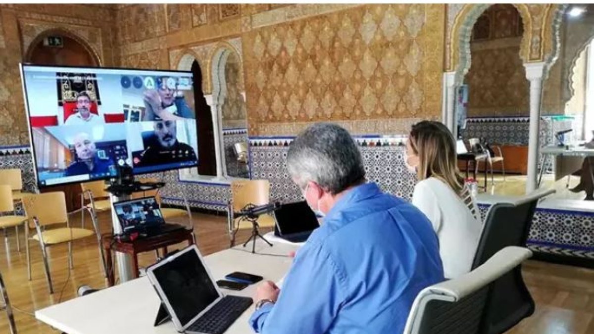 Sánchez y Belmonte en la reunión telemática sobre la evolución del Covid-19 en Almería.