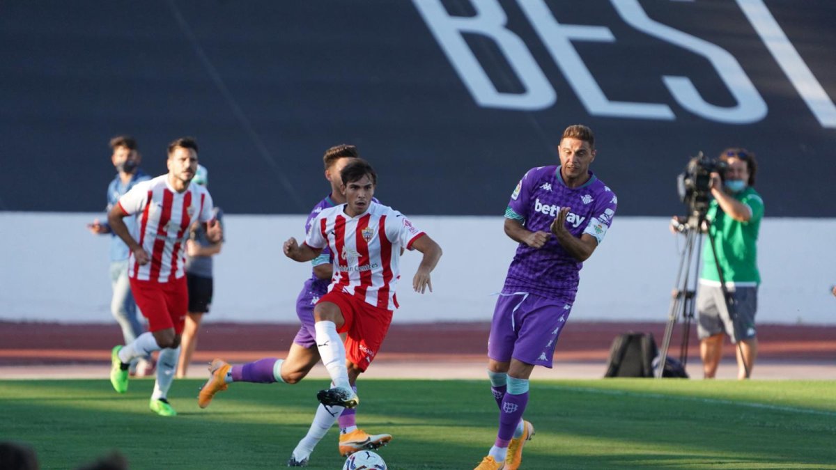 Dani Albiar golpea el balón con Joaquín presionando.