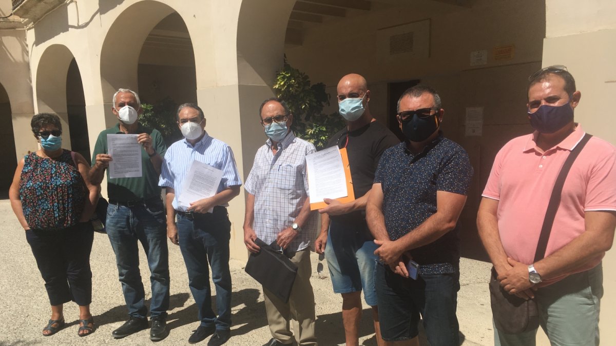 Representantes de las asociaciones de regantes ayer con sus escritos en la Plaza Vieja.