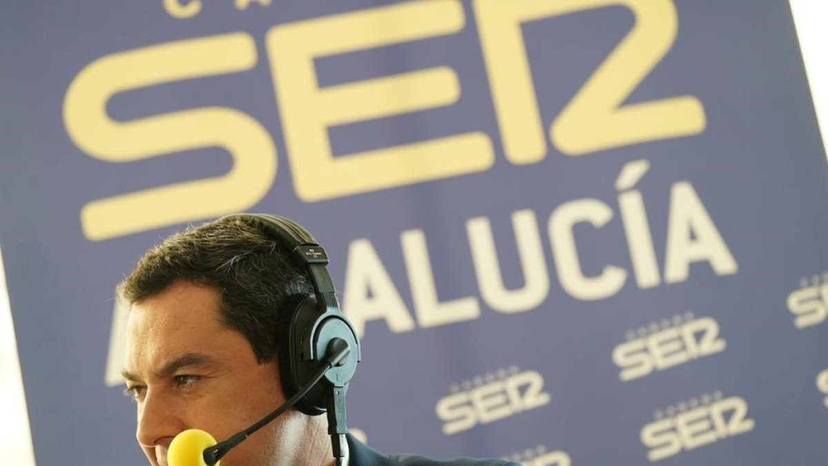 Juanma Moreno, durante una entrevista en la Cadena SER.