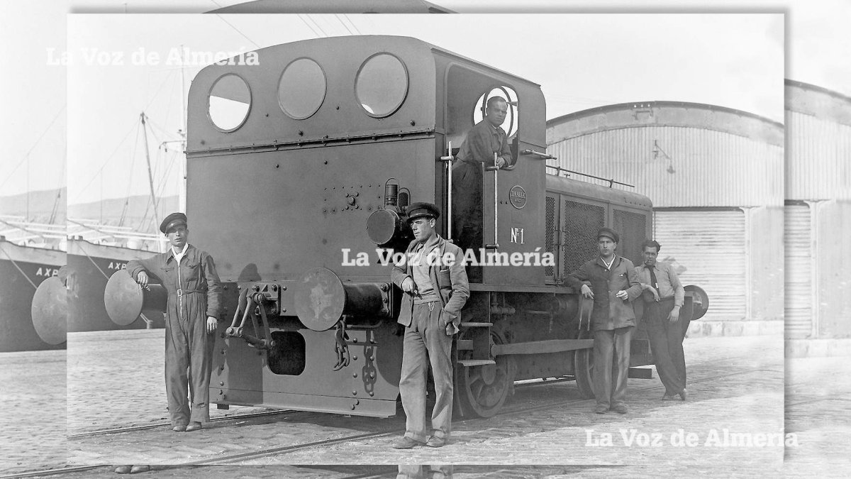 La locomotora ‘Deutz’ y los operarios que la manejaban, en los años 30, posando delante de la nave-factoría que se habilitó en el puerto.
