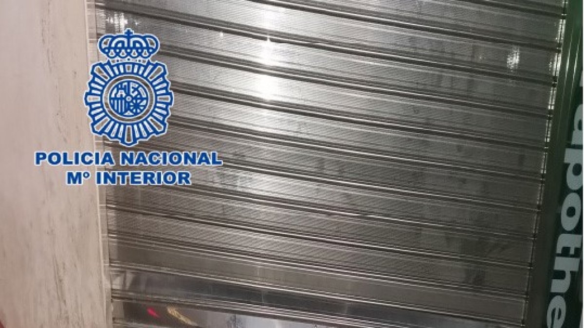 Daños ocasionados en la persiana de la farmacia.