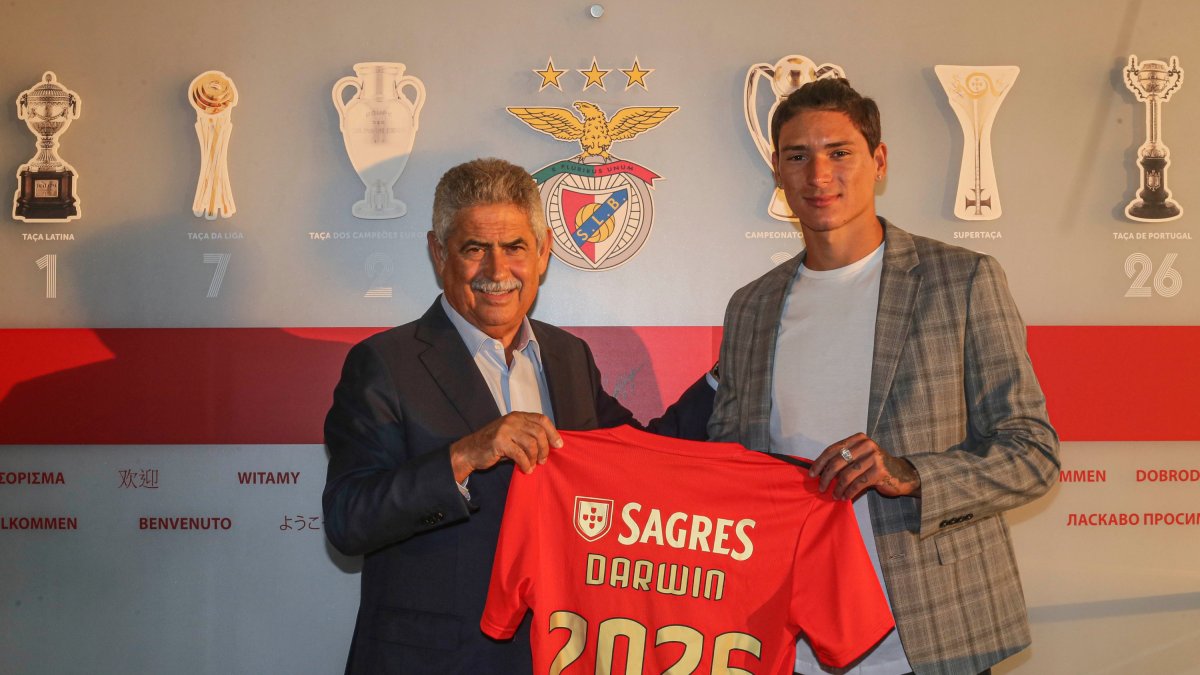 Darwin con el presidente del Benfica.