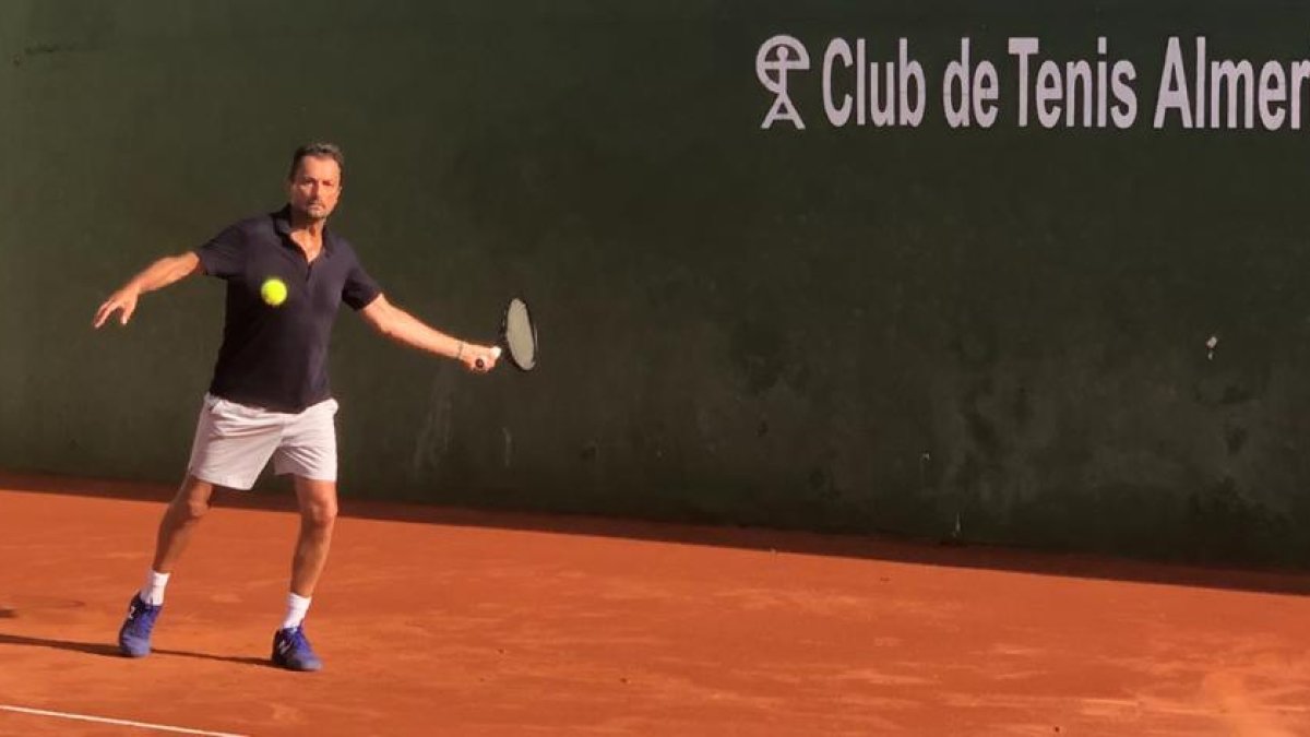 Henri Leconte en el Club de Tenis de Almería jugando un partido.