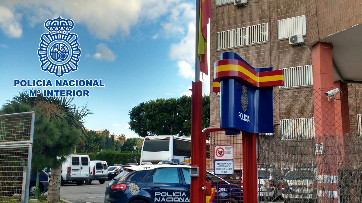 La Policía Nacional detiene a cuatro personas.