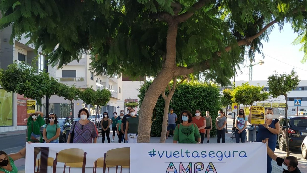 Manifestantes de FAPACE, ayer en el Paseo Miguel de Cervantes de Vera.