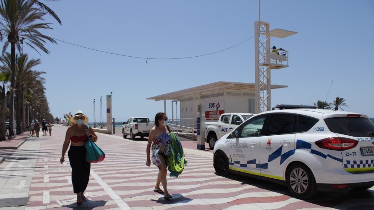 La Policía Local controla que se cumplan las normas en la playa y evitar que suban los contagios.