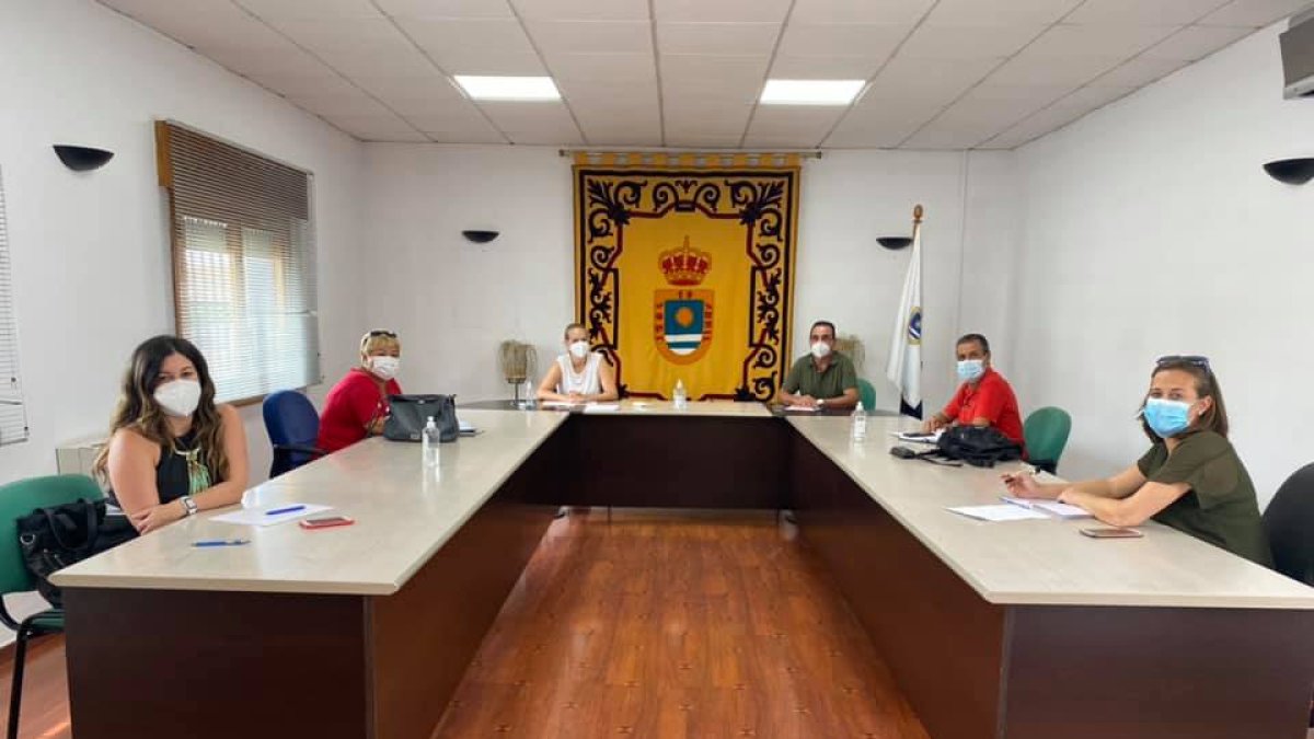 La reunión se ha mantenido en el salón de Plenos del Ayuntamiento.