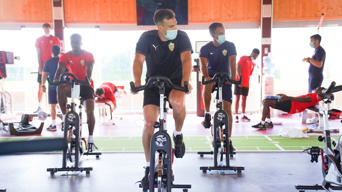 Fernando haciendo bicicleta estática.