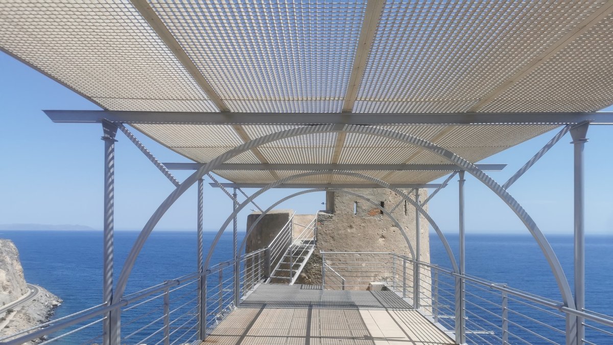 La terraza adosada a la vieja torre vigía es posiblemente el mayor atractivo de un alojamiento singular.