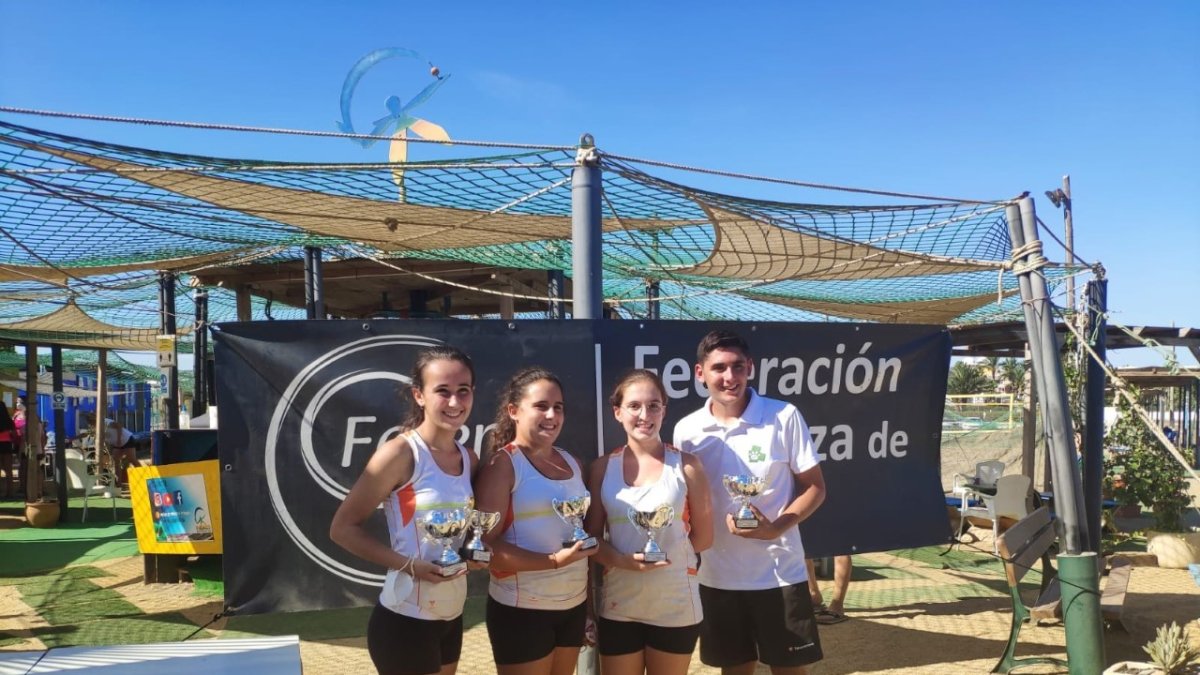 Las campeonas recibiendo sus trofeos.