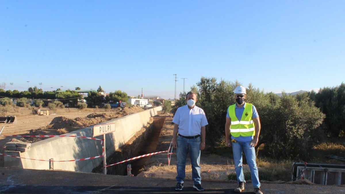 El alcalde de Pulpí, durante su visita a las obras el pasado viernes.