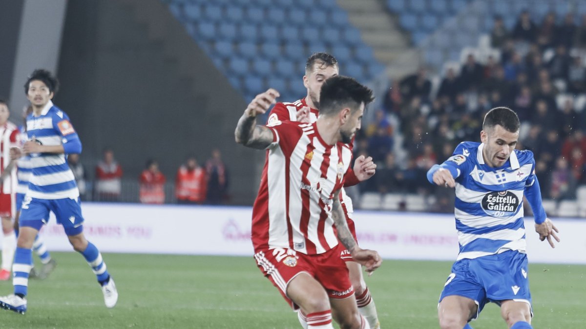 Aketxe, centrocampista de 26 años de edad.