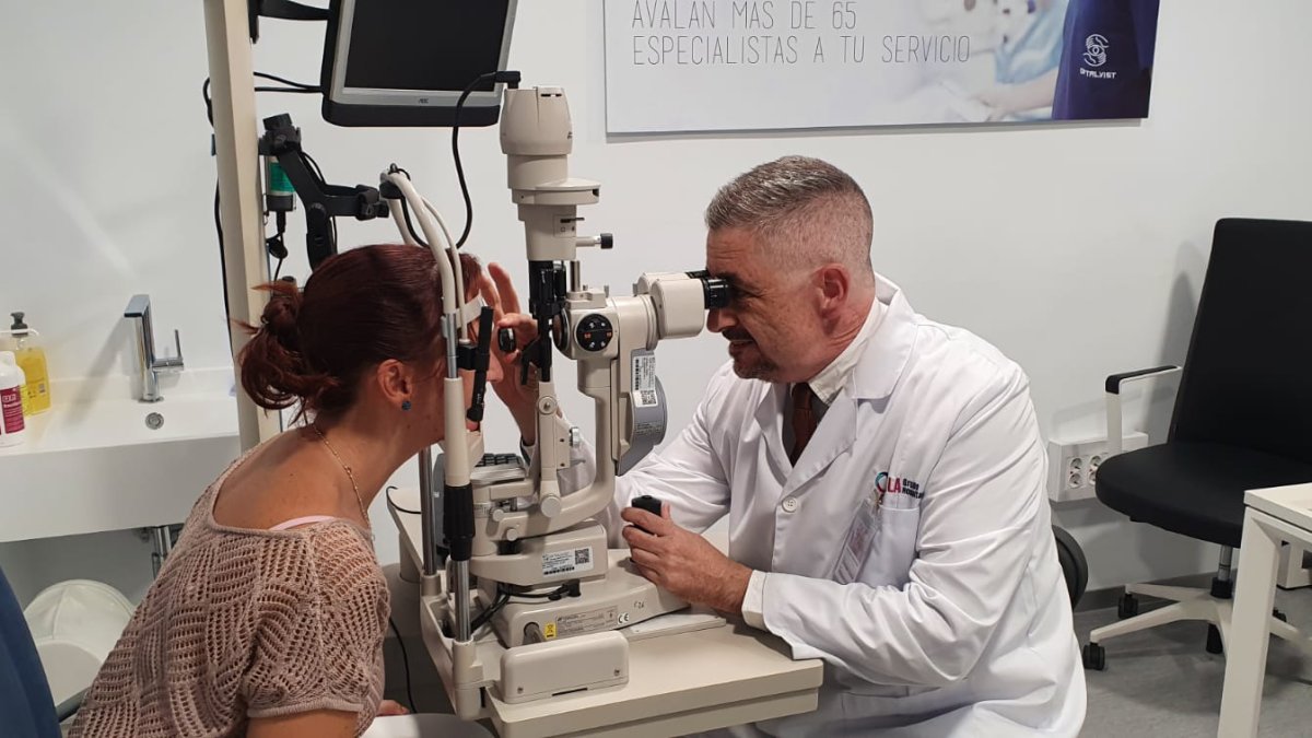 El Doctor Diego Cuevas en la nueva Unidad de Cirugía Refractiva del Grupo Oftalmológico en HLA Mediterráneo Especialidades.