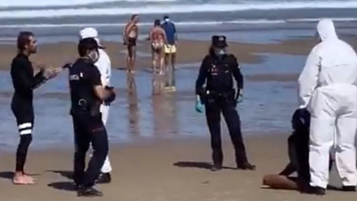 Detención de la mujer mientras practicaba surf.