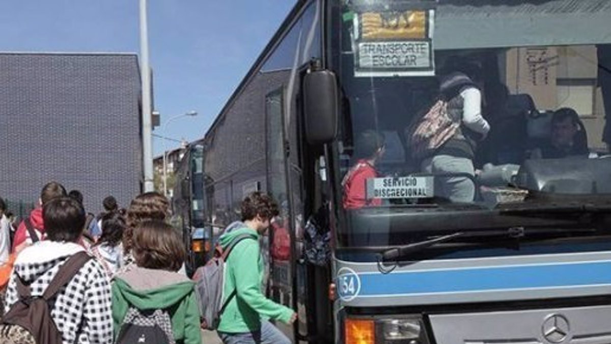 Imagen de archivo de niños en un autobús escolar.