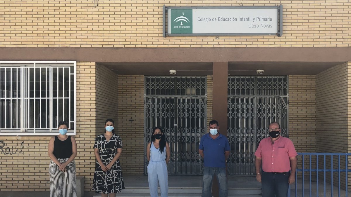 Parlamentario municipales del PSOE frente al colegio de Tahal.
