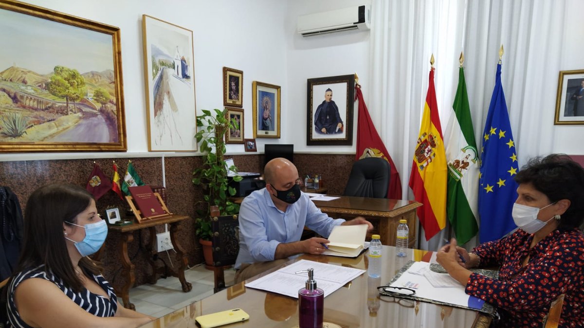 Reunión entre el alcalde, la concejala y la diputada Carmen Navarro.