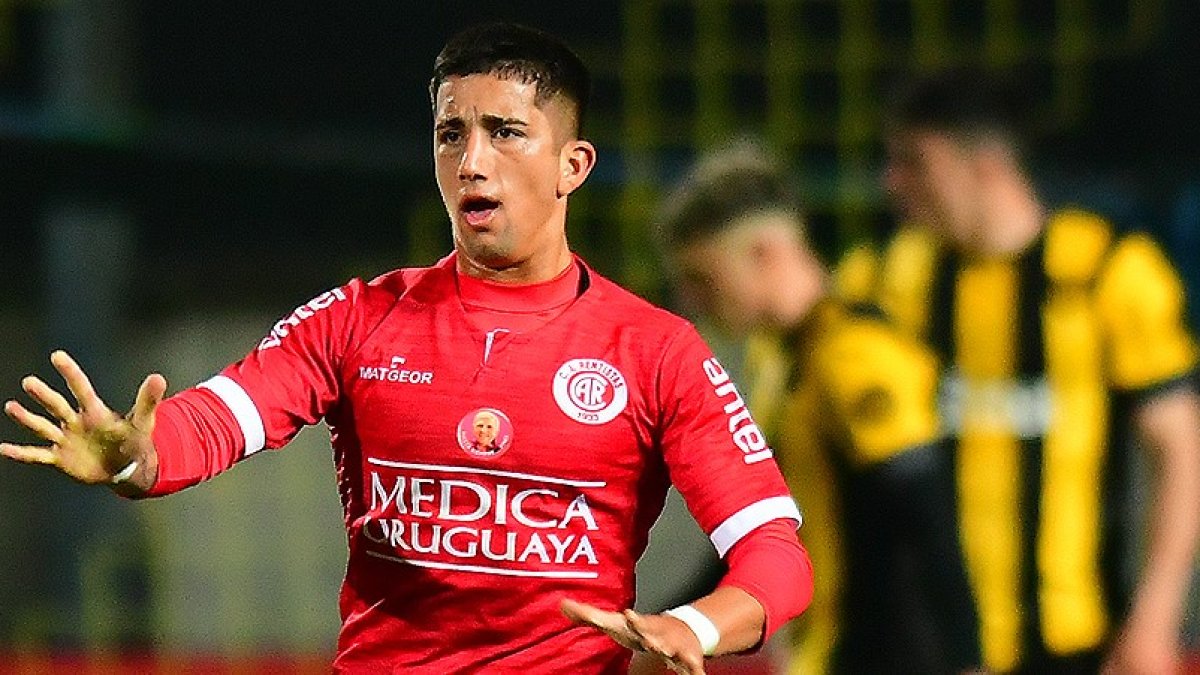 Cristian Olivera juega en el Rentistas.