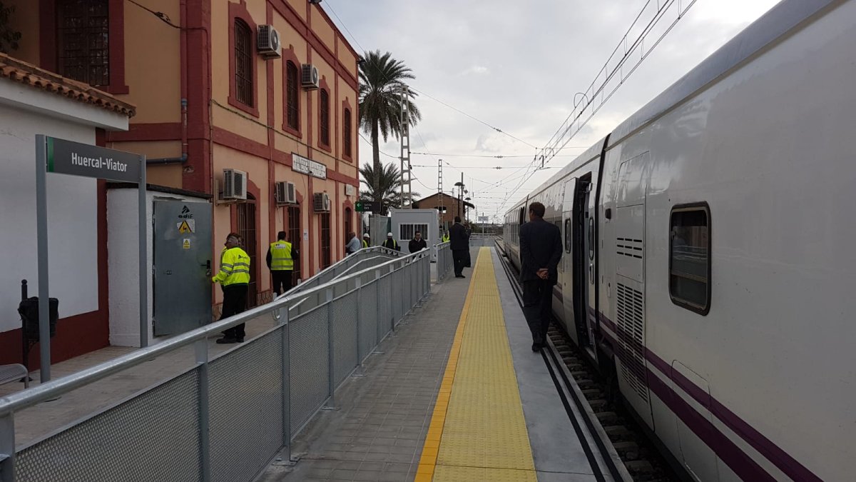 Un tren en la estación de Huércal de Almería-Viator.