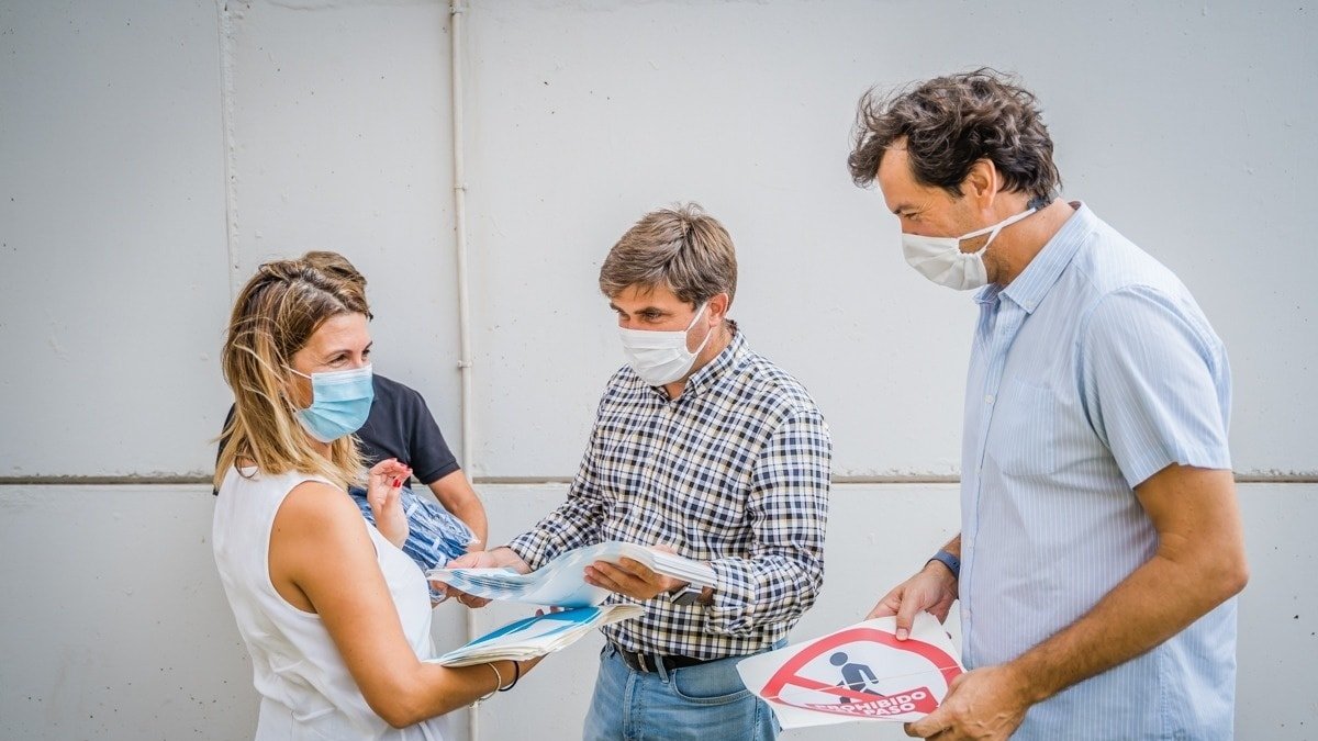Los concejales entregando señalización.