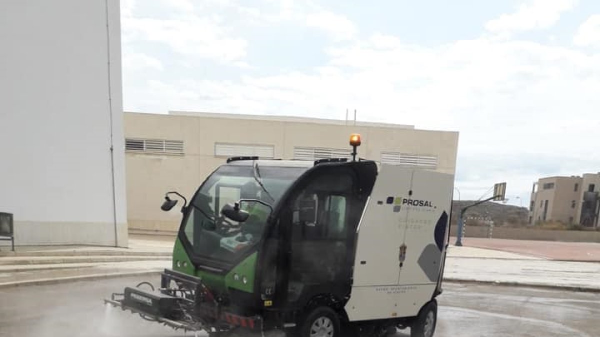 Operarios trabajando en el patio del instituto.