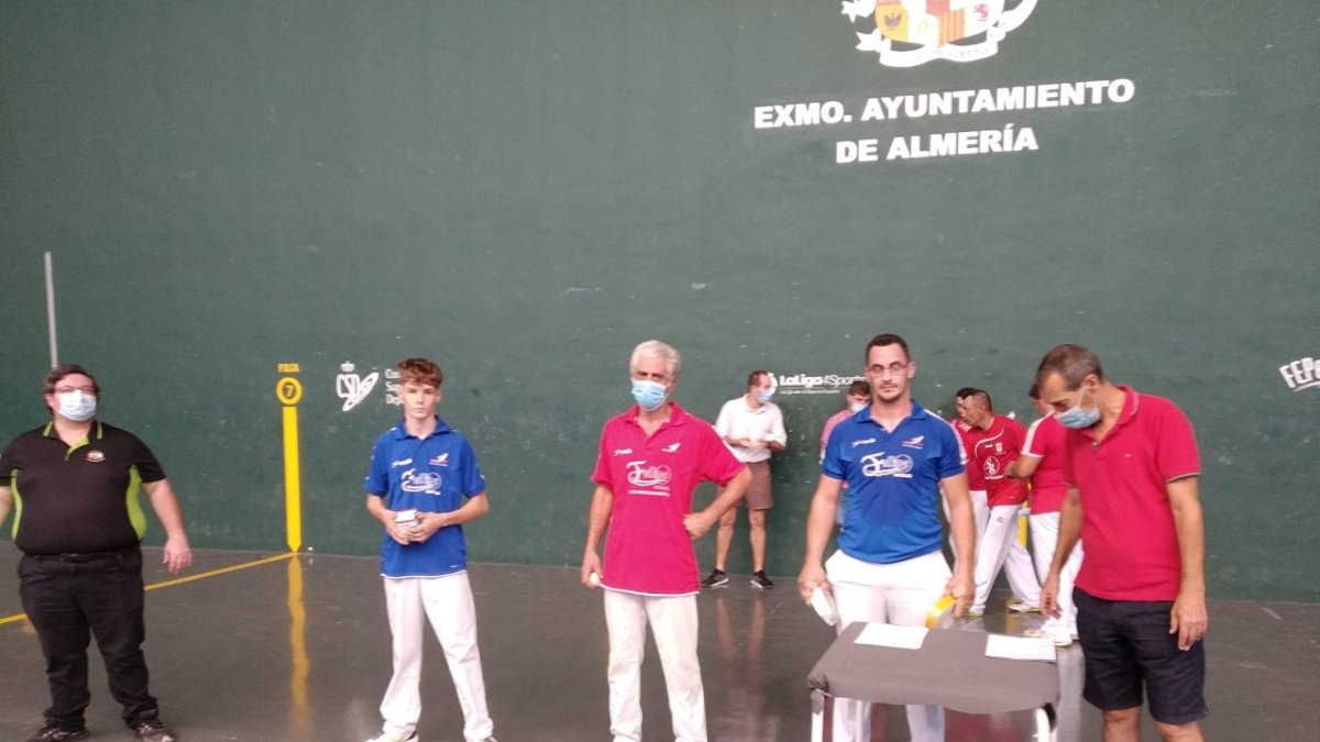 Los campeones posando tras la victoria.