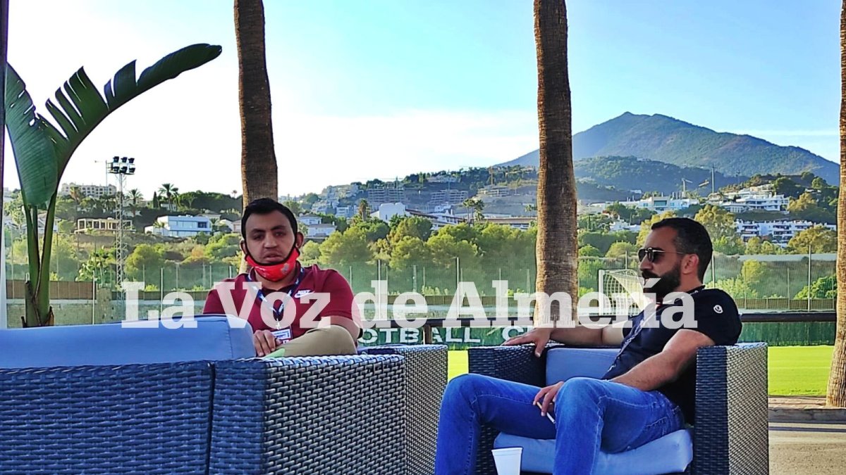 Mohamed El Assy con Mohamed Adel antes del partido con el Cádiz.