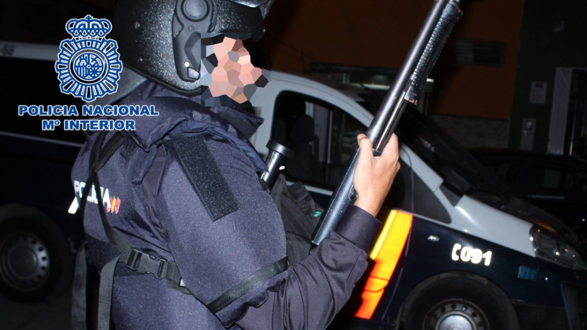 La Policía Nacional ha sancionado a estas personas por no respetar las medidas de seguridad.