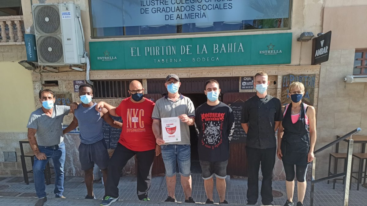 Protesta de los hosteleros a las puertas del Portón de la Bahía