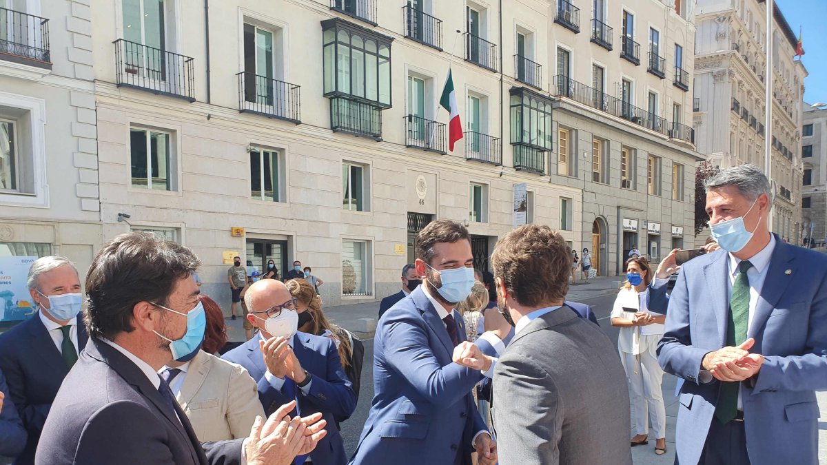 Saludo entre el alcalde de la capital y Pablo Casado, presidente del PP