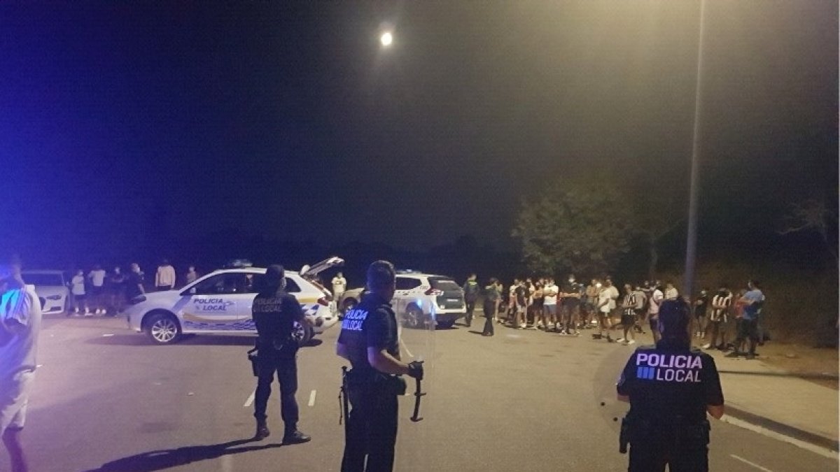 La Policía desaloja un botellón en el que participaban casi medio centenar de personas en Felanitx (Mallorca).