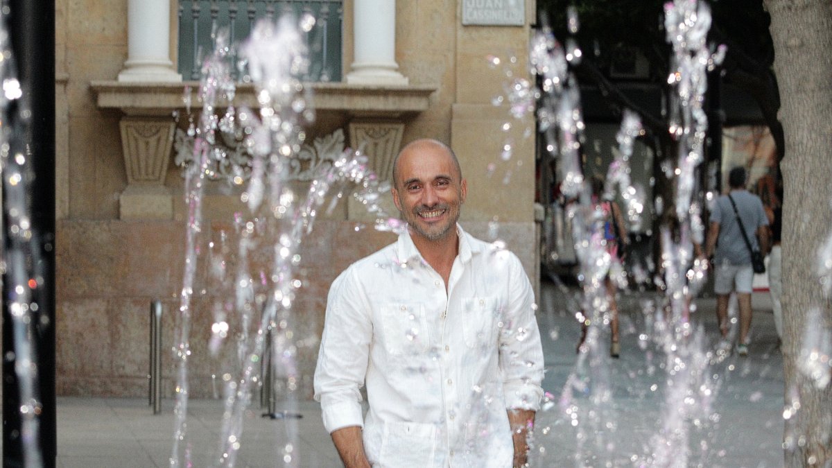 Sergio Morante en la Plaza del Educador y ante el histórico edificio Banesto.