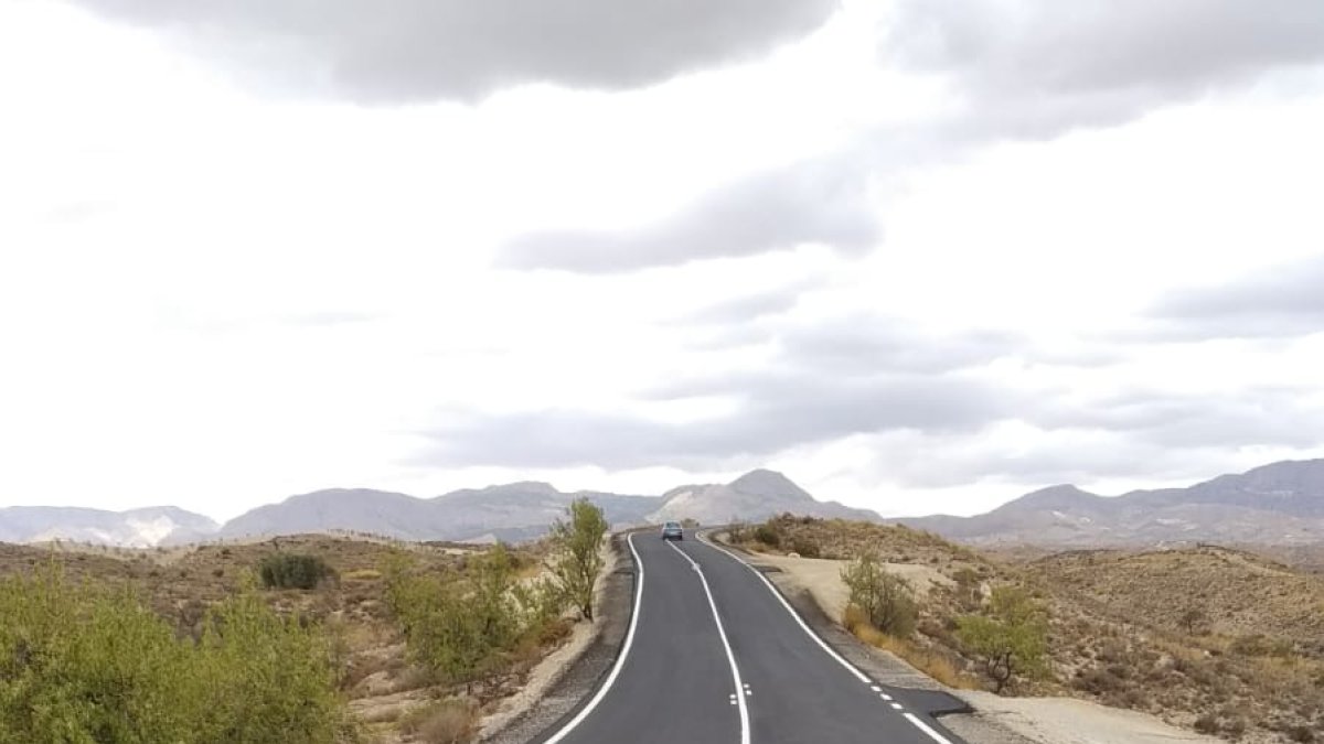 Esta de la carretera tras la renovación del firme y el ensanchamiento.