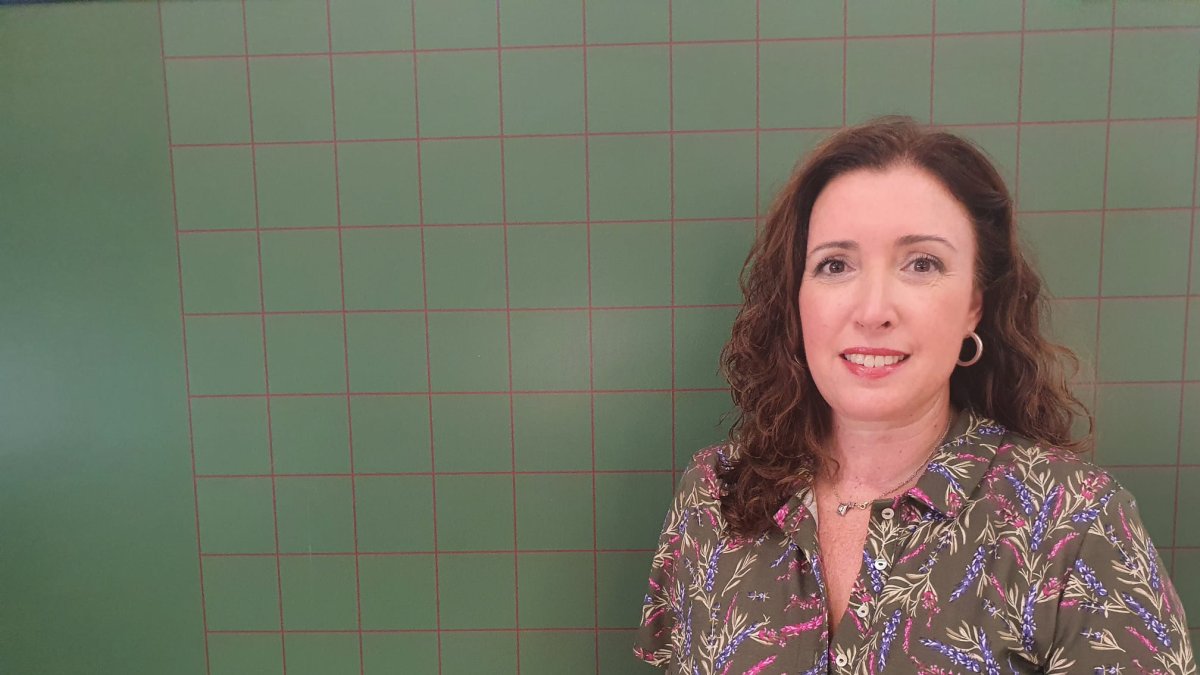 Mariola Martín junto a su pizarra de maestra.