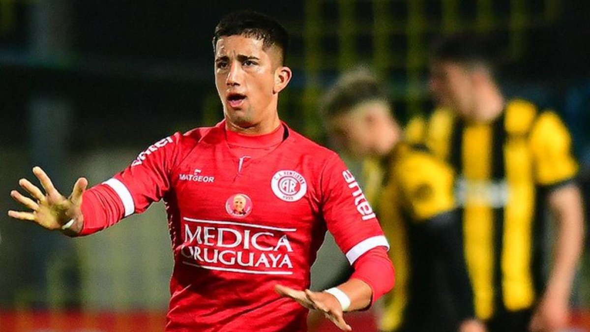 Cristian Olivera en un partido con el Rentistas.