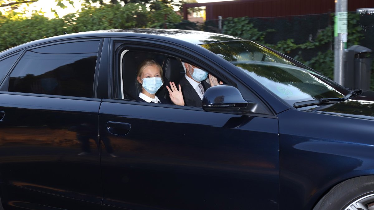 Felipe VI llevando en coche a la Princesa Leonor el primer día de colegio.