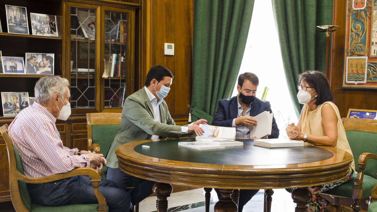 Juan Rigaud en la entrega de la documentación.