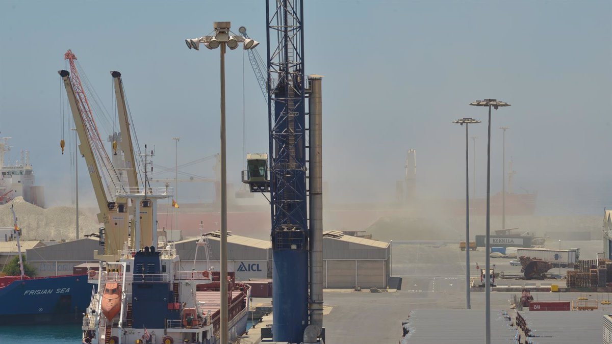 Se abre investigación tras la denuncia por presuntas prácticas contaminantes en puerto de Almería.