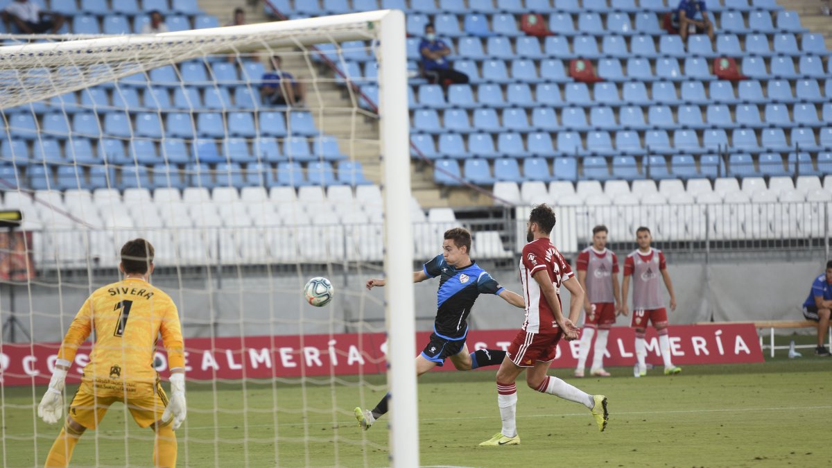 Juan Villar rematando a gol en el Mediterráneo.