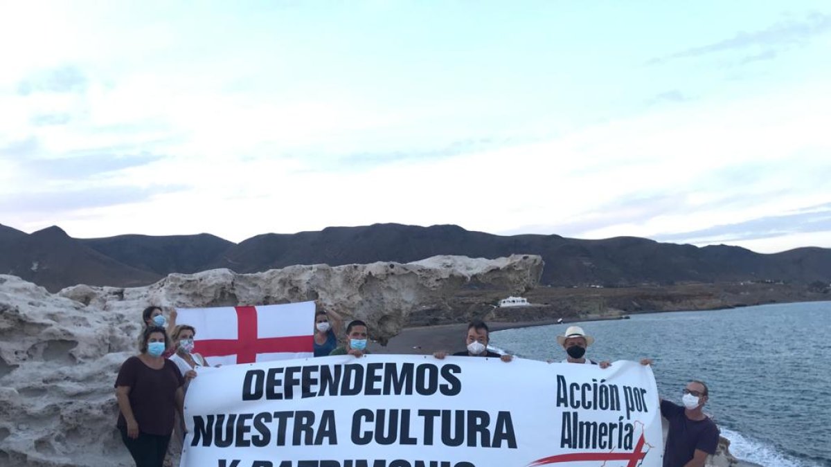 Integrantes de Acción por Almería, en Los Escullos.