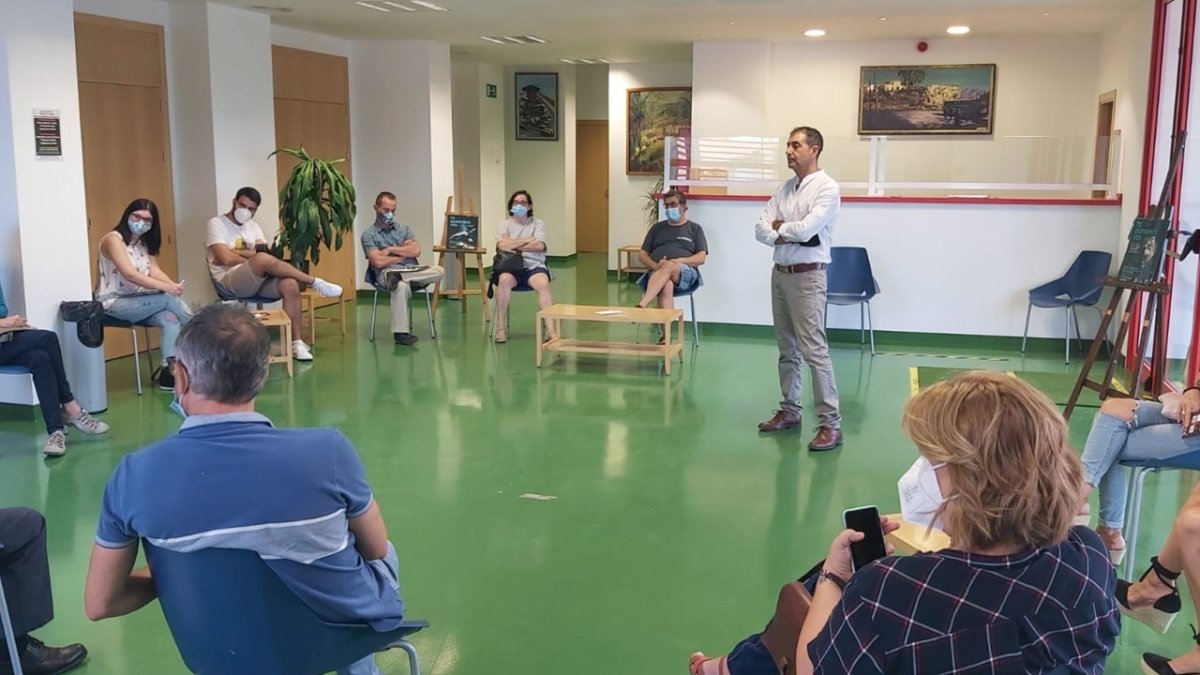 El concejal de Cultura, Manu Abad, en la reunión con empresarios.