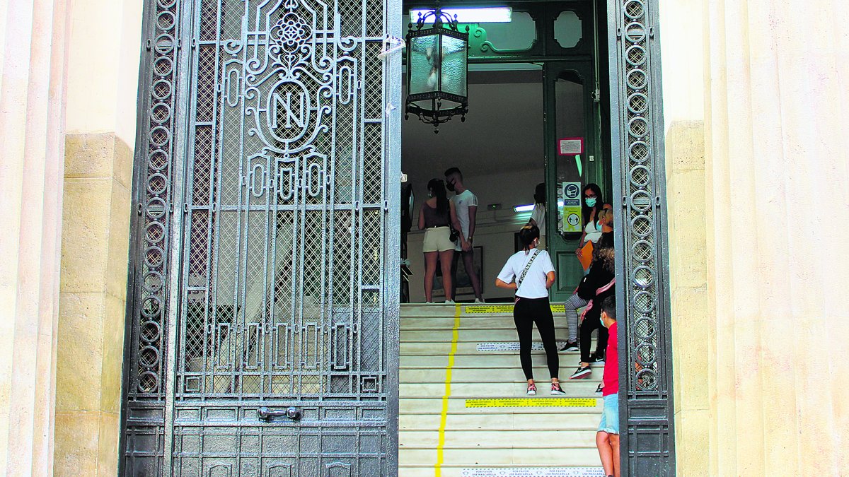 Las escaleras de acceso al instituto Celia Viñas se han señalizado para marcar el distanciamiento obligatorio.