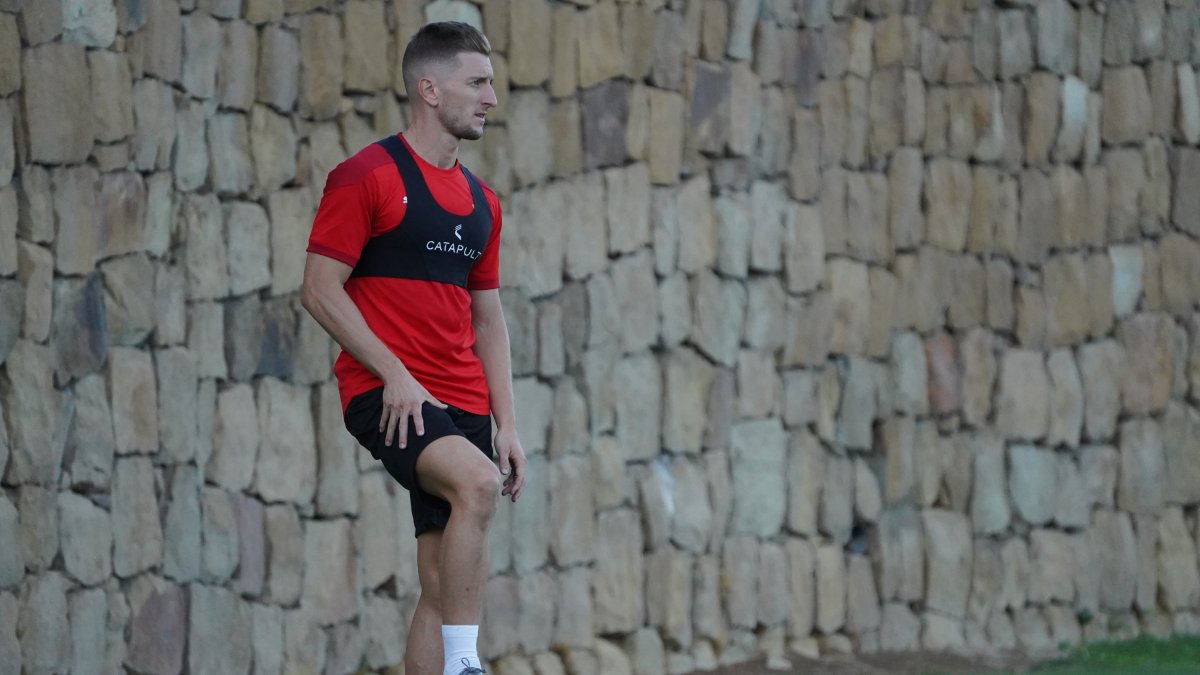 Iván Balliu sigue trabajando con el Almería en Marbella.