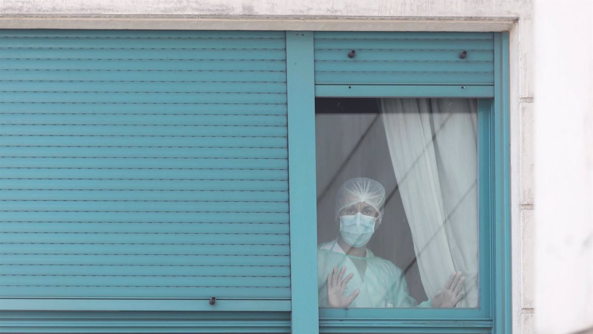 Tres geriátricos de Almería mantienen brotes activos entre sus residentes y trabajadores.