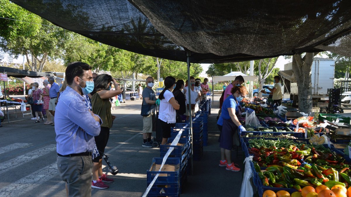 El concejal de Comercio, Carlos Sanchez visitó los mercadillos al reanudarse la actividad en junio.