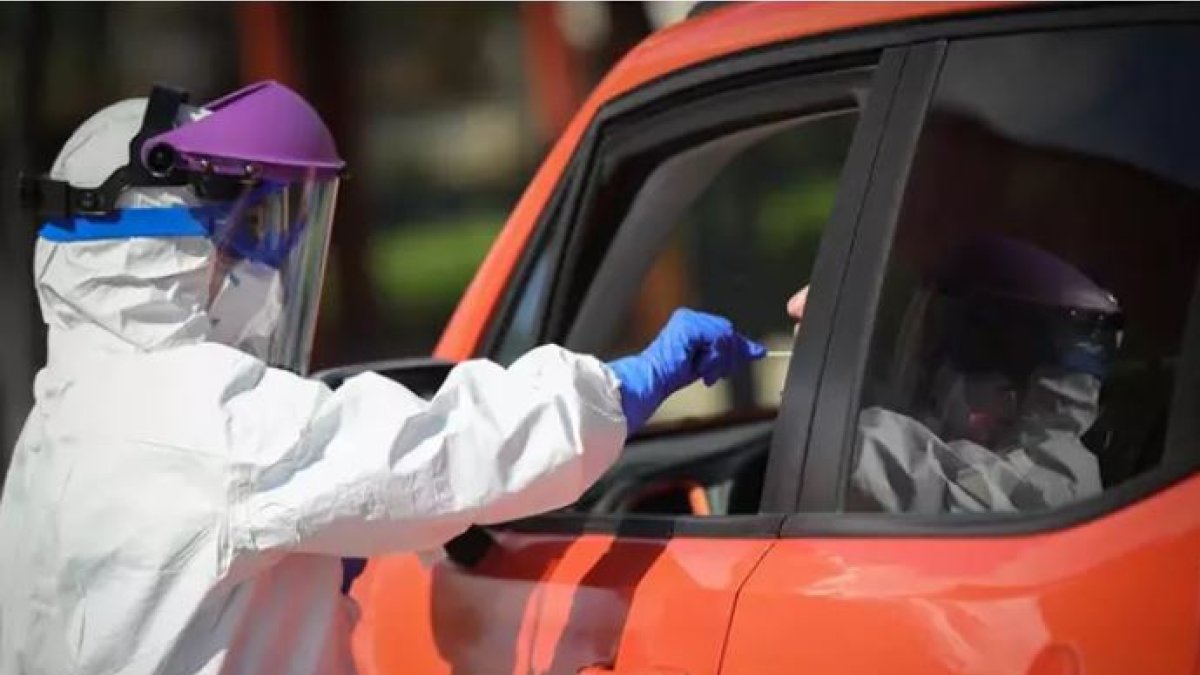 Realización de test test desde el coche de la prueba del coronavirus.