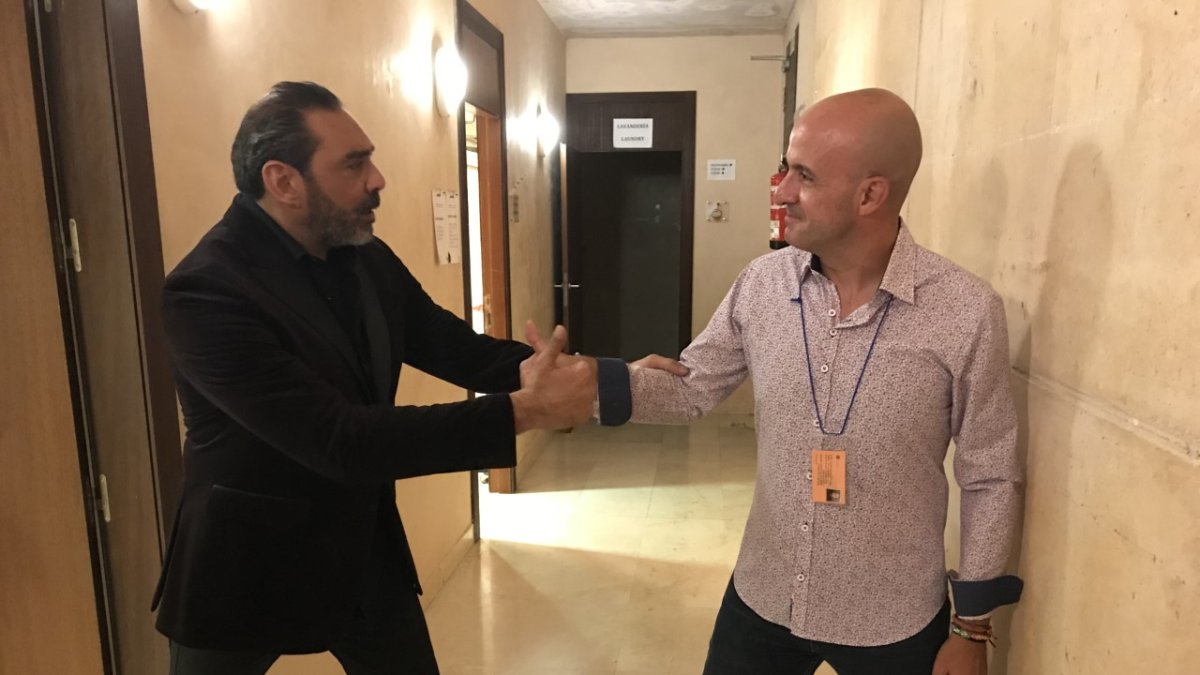 El compositor recibe la enhorabuena de Pepe Luis Carmona.